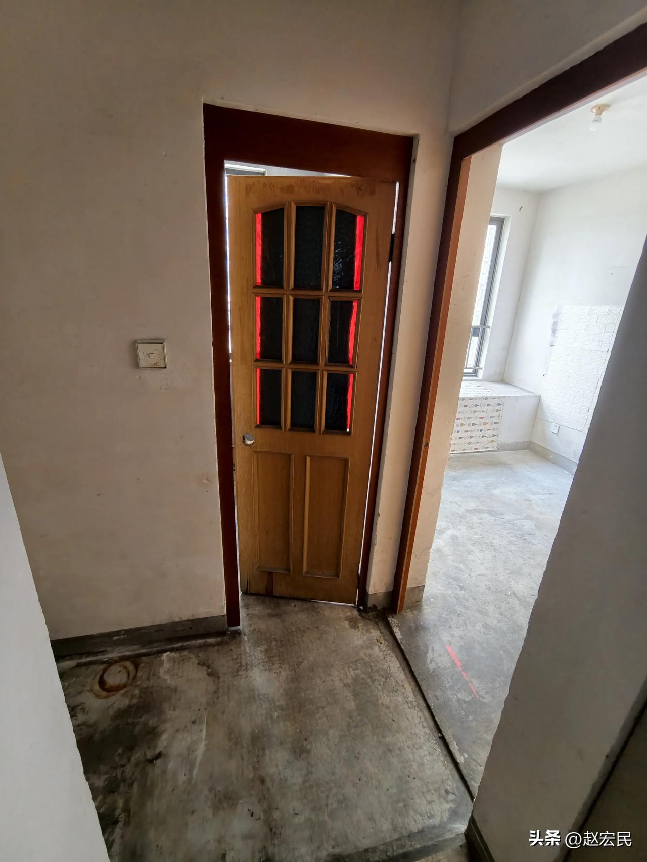 有一些二房东确实太会省钱了，这几套房子，房间的门不知道从哪套房子拆下来的，上面还