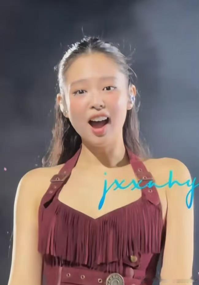Jennie看到粉丝把自己专辑和名字纹在身上的反应Jennie看到粉丝把自己名字