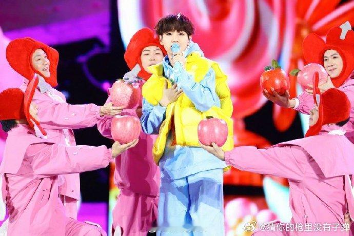 汪苏泷 十万伏特收官 汪苏泷十万伏特巡演在苏州站落下了不舍的帷幕，开场的深情宣告