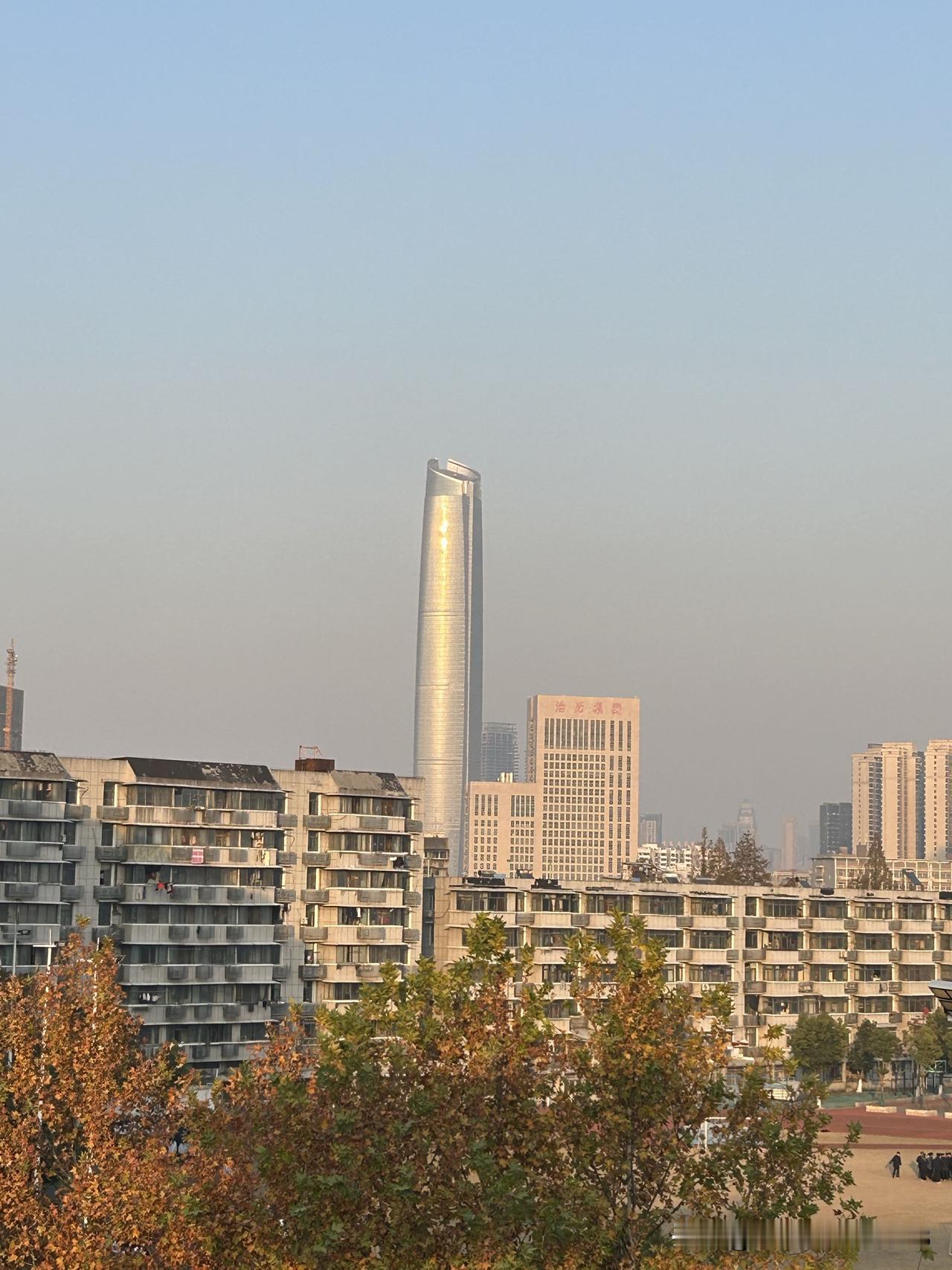 一个城市强不强，不只单纯看GDP，还要看财政收入。
有些城市看GDP很高，但是一