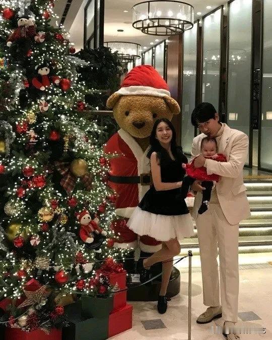12月，演员李智勋的妻子三浦绫乃在自己的Instagram上传了多张照片。公开的