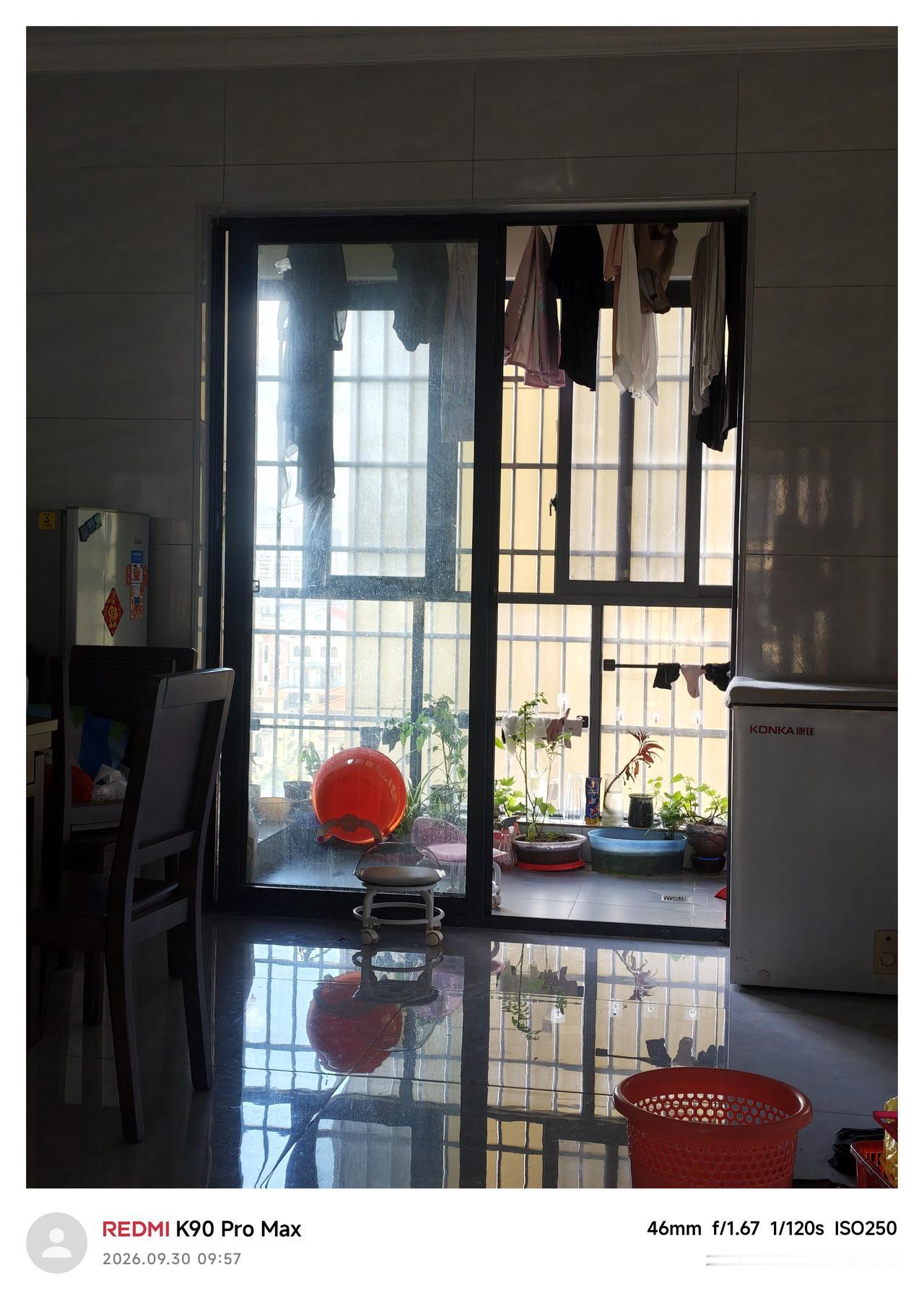 双阳台就是好，一边敲掉了玻璃门（茶几，偶尔凉一下被子），一边留着（放洗衣机，凉衣