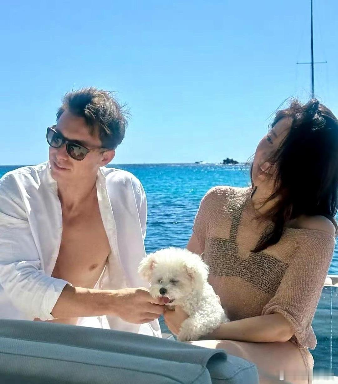 陈赫前妻许婧晒自己和老公出游度假照，身材好辣，整个人很美，她老公也很帅。两人结婚