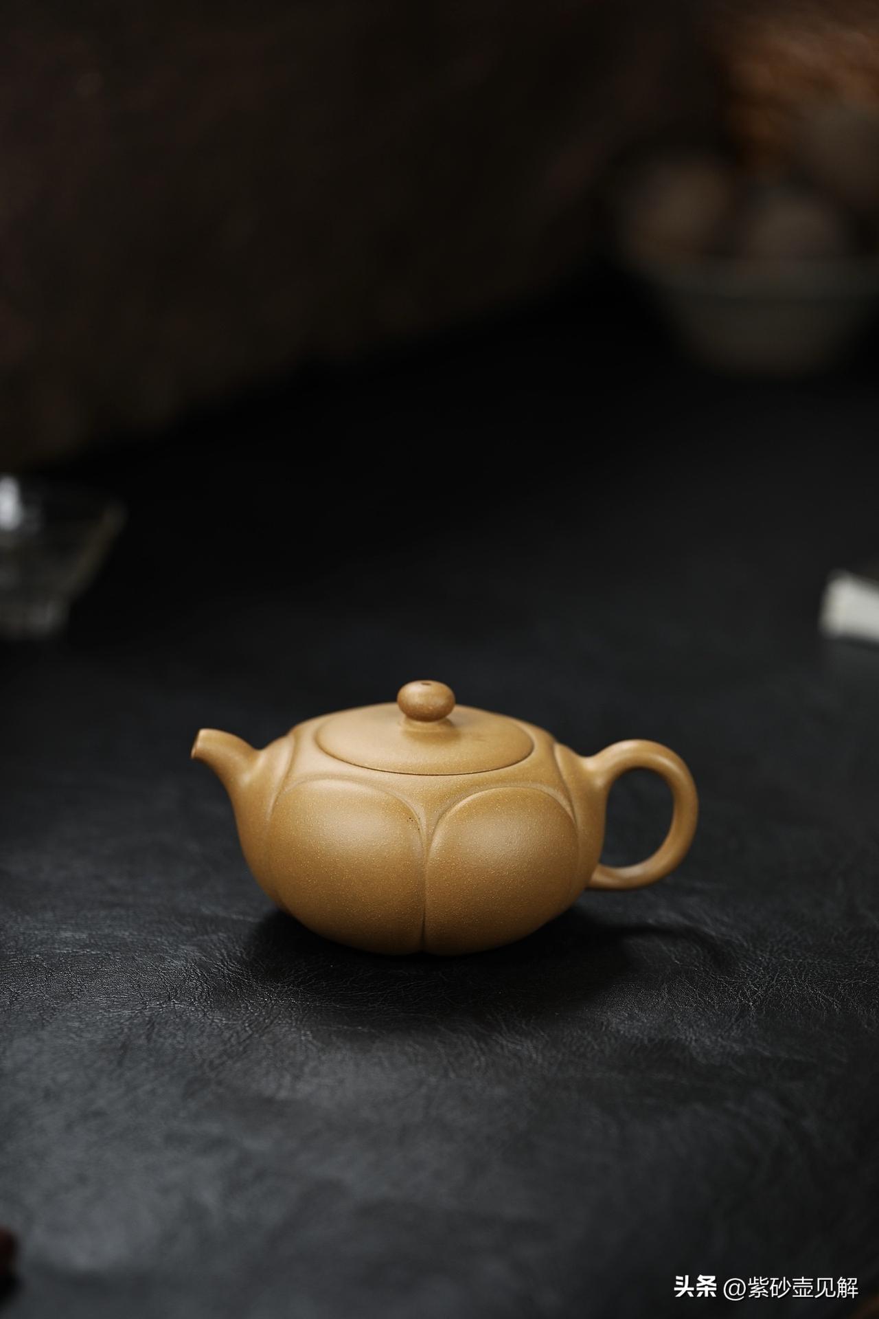 从泥料到出水，如何看一把壶好坏
周末去朋友老孙那儿喝茶，他新得了一把壶，非让我上