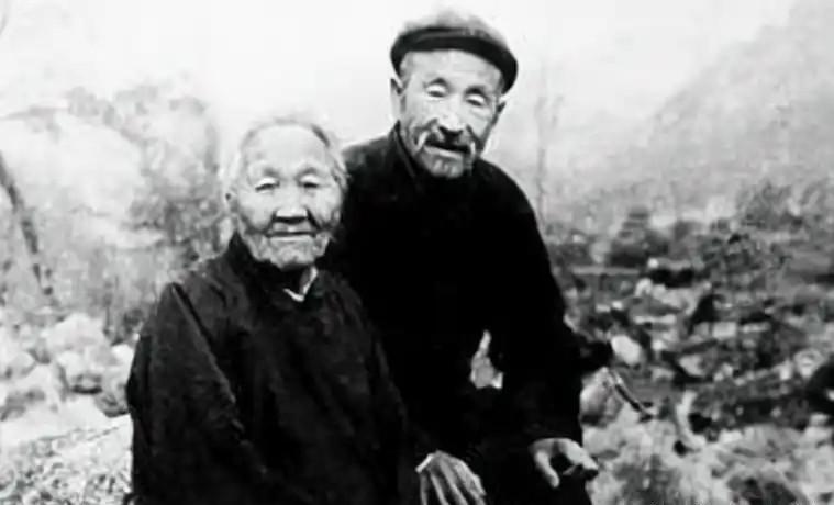 1950年，徐州某部连长刘玉明从外面赶回家时，被突然迎面而来一个女乞丐，扑到身上
