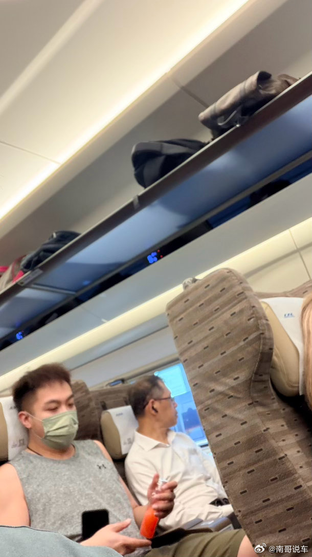 做个高铁一老人家讲文化 讲情怀电话声音让全车人受教育免费听课真好！什么时候高考报