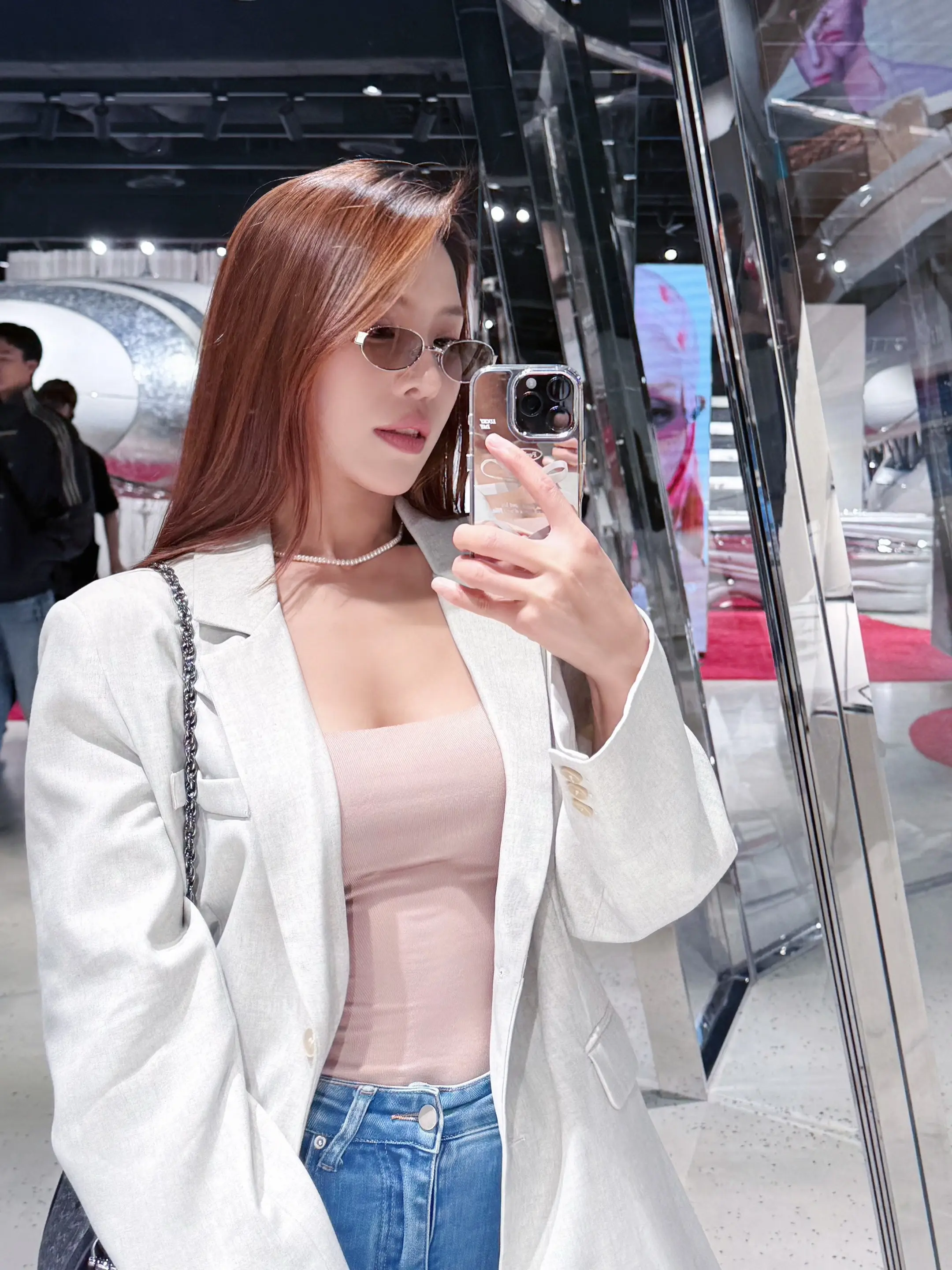 风情藏眼底，冷漠写脸上。