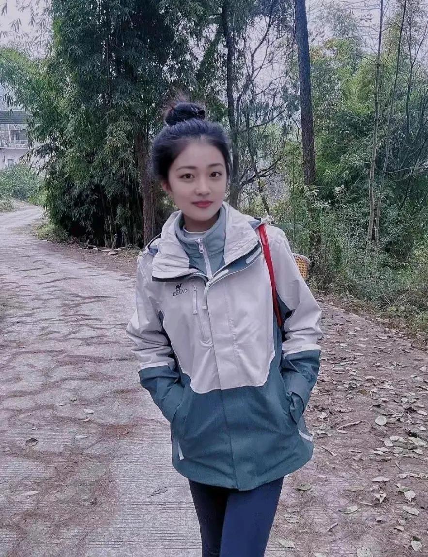 在一个普通的夏日午后，我二姨家的丫头小丽，正在办公室里埋头苦干。她的努力和韧劲，