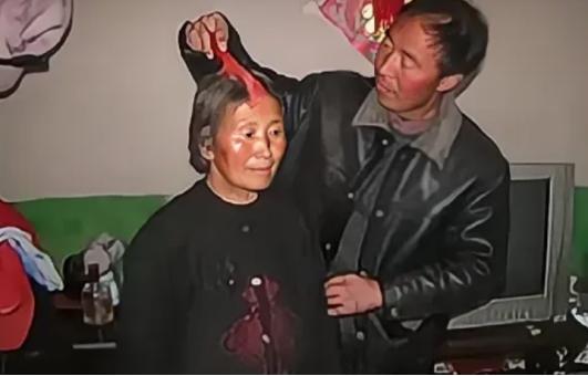 2002年，河北一教师张国富下班途中遇见了一个聋哑老太，出于同情将她带回家，谁知