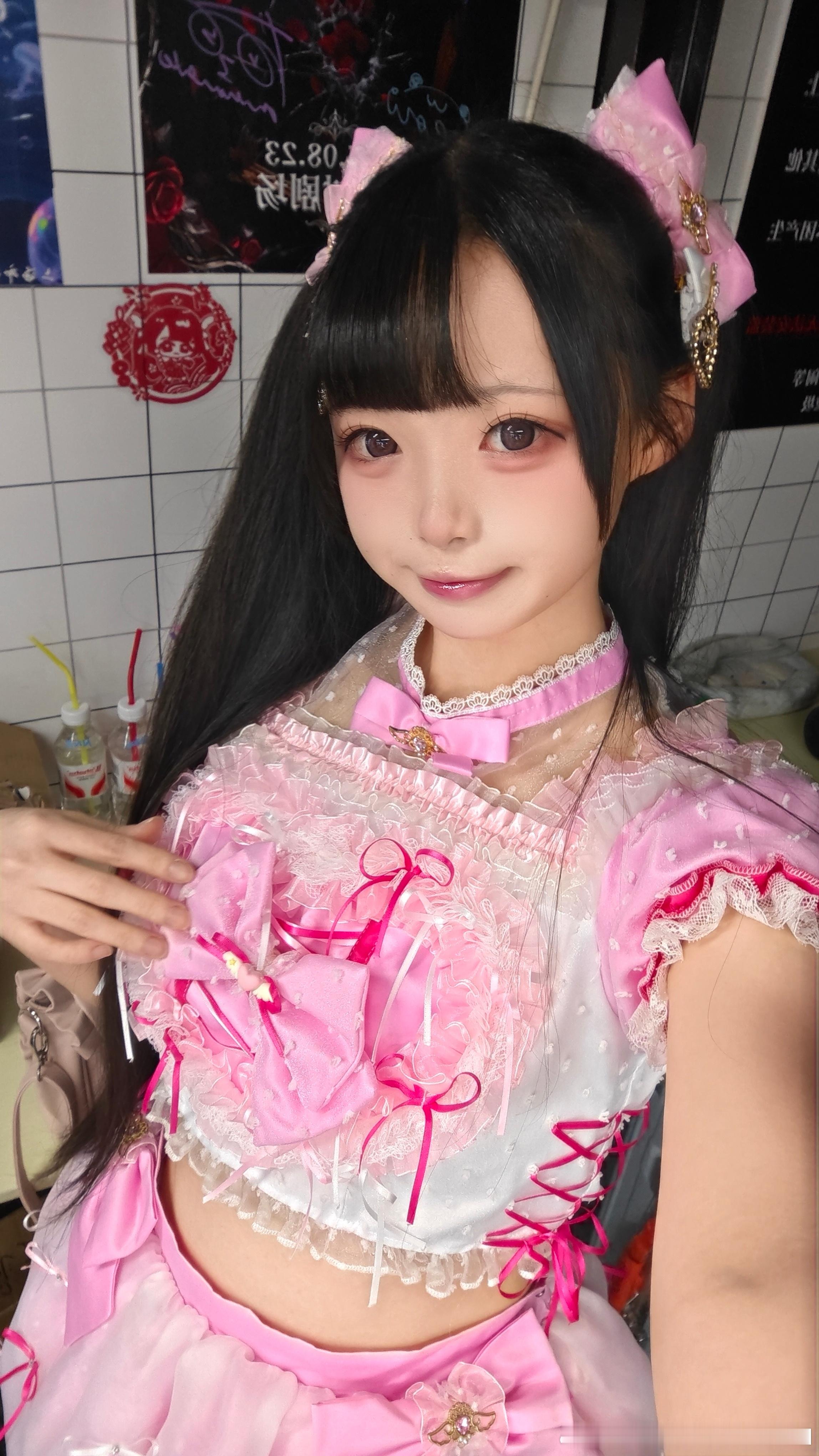 新年快乐～新的一年也请多多陪伴配图是第一次穿粉色打歌服的🍬感谢yo妈赞助她的生