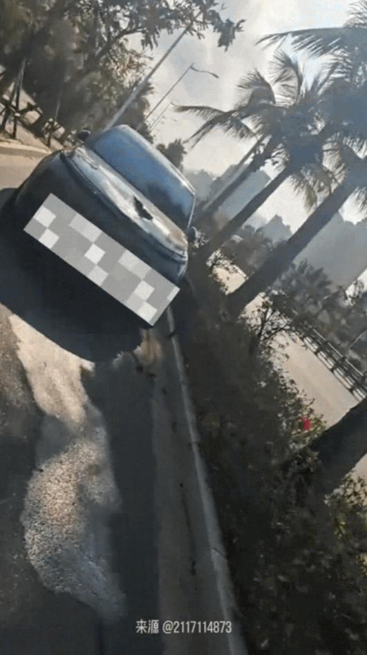 海南，一男子骑车时发现一辆车子违停在非机动车道上，本来还一身的怨气，可走到前面时