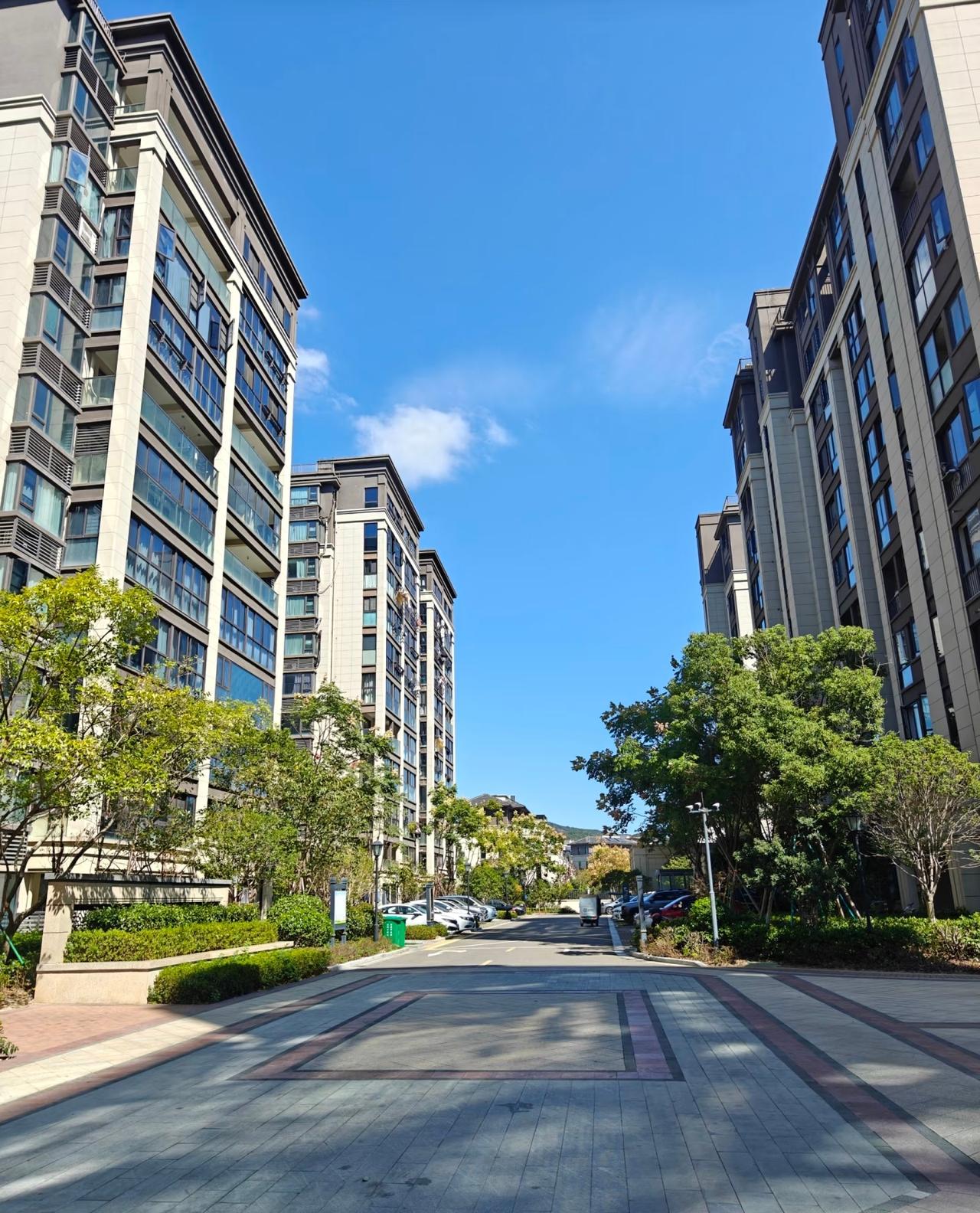 手有 100 万现金，
有2套房子，
一套自住，
一套出租，
没有房贷，
你舍得