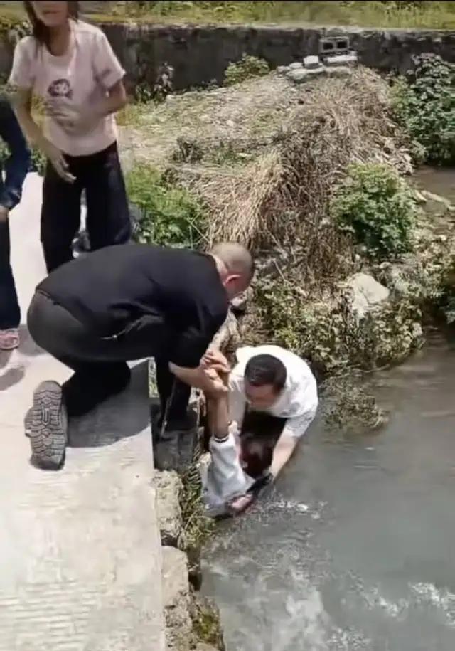 心是脏的，看什么都脏！别让救人者寒了心。
 
重庆，一场惊心动魄的救援，本是人间