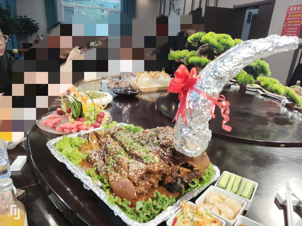 青海海东最生猛的一道菜——牛头宴！样子看上去很雄壮，但吃起来很软糯。说实话，要不