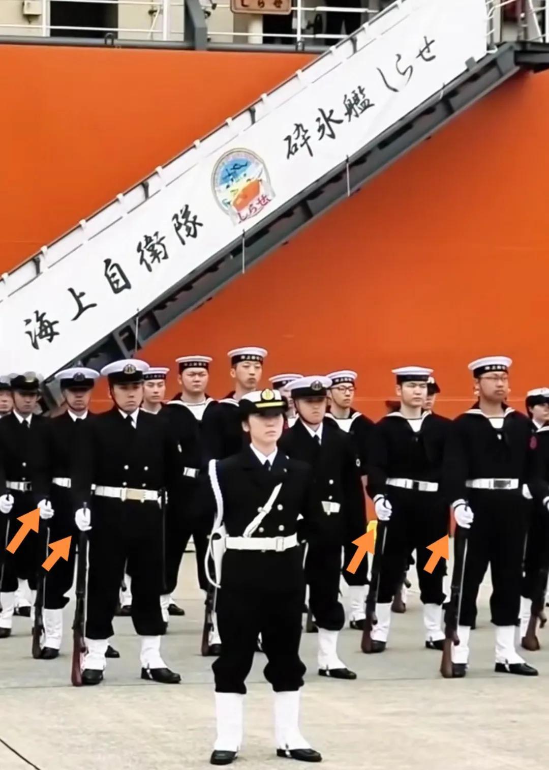 日本海上自卫队员持老枪集合。
