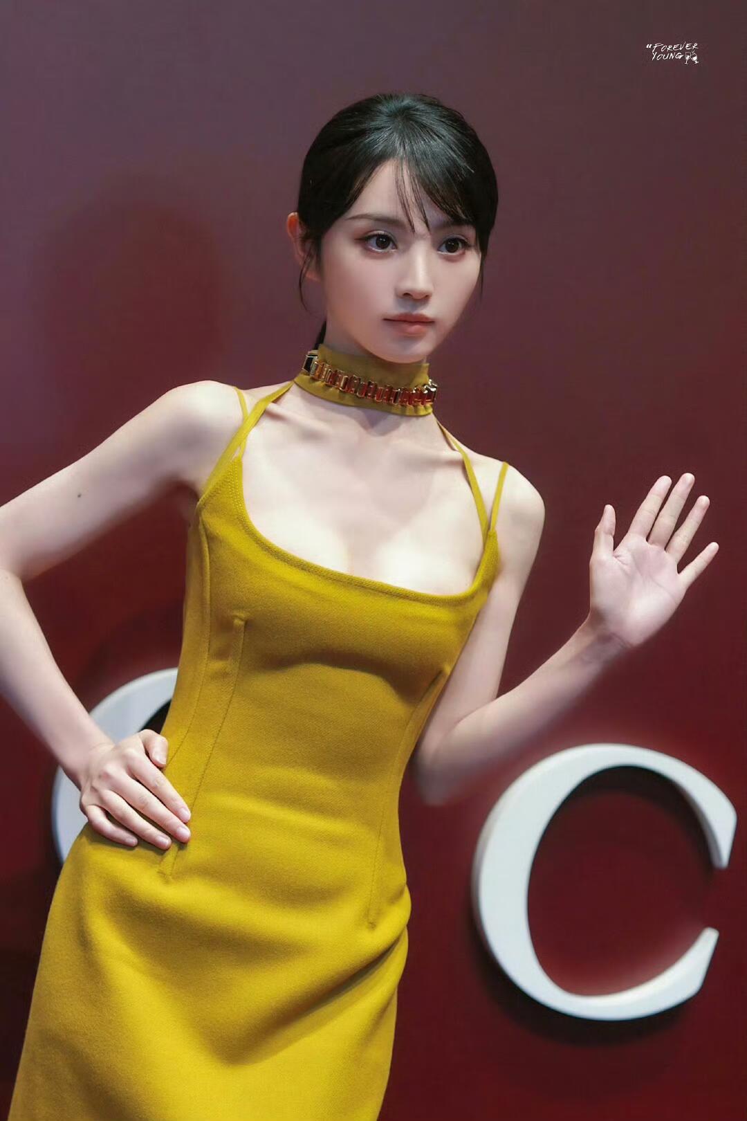 田曦薇吊带针织裙 ​​​