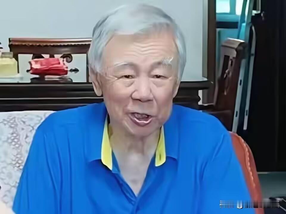 在北京一个普通得不能再普通的老家属院里，有人拍到了87岁的袁伟民。

拎着菜篮子