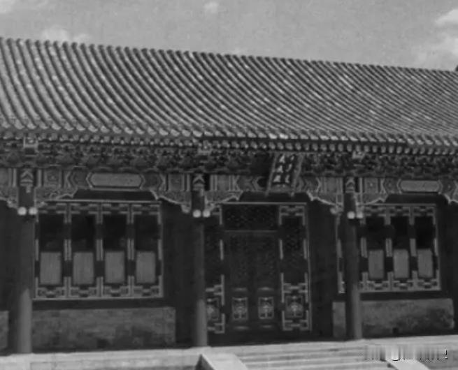从庐山下来后，彭老总就搬去了吴家花园居住，那一年是1959年的九月底。他曾写信，