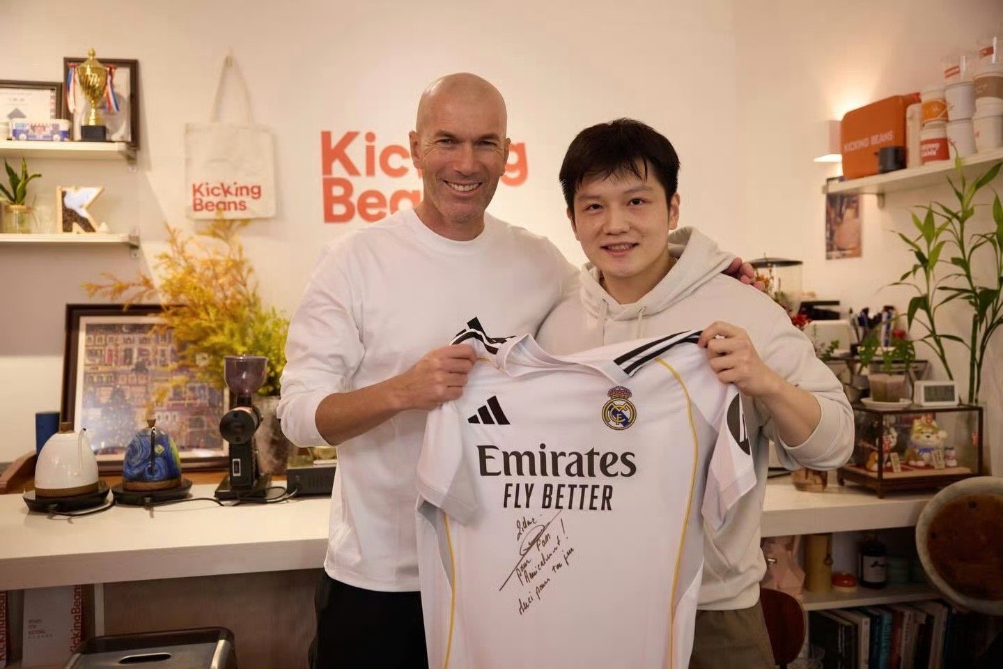 樊振东齐达内互赠礼物 樊振东发文：亲爱的齐祖，谢谢你暖心的礼物，希望你也喜欢我送