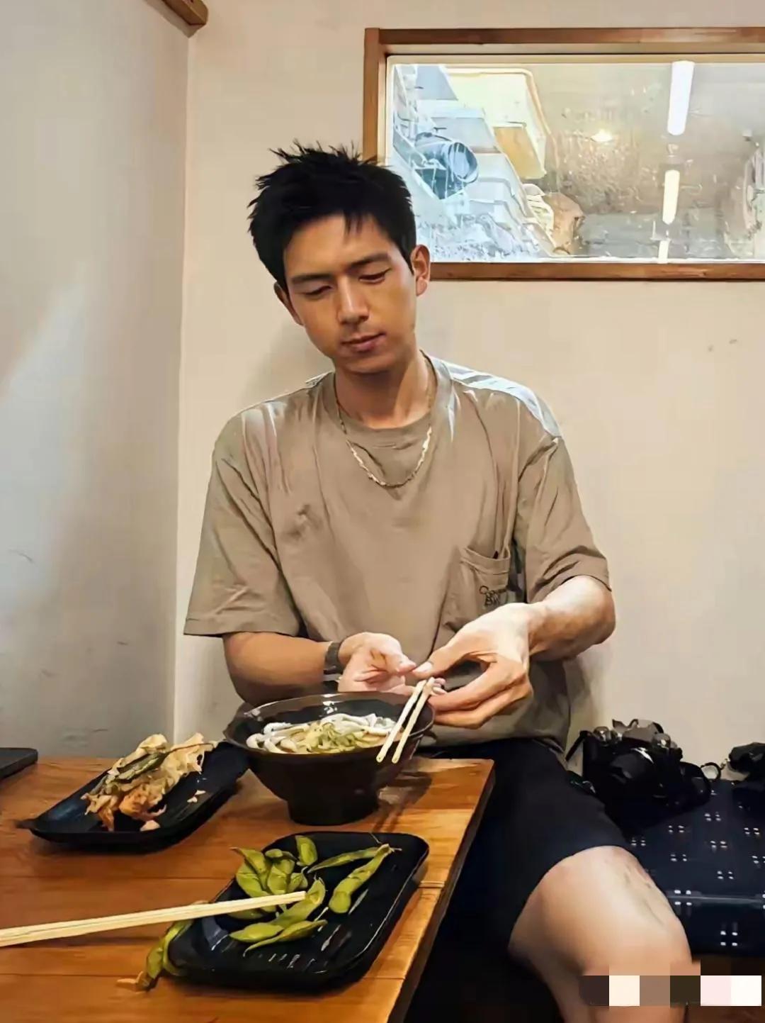 说实话，从来没觉得李现帅过，总感觉他一副老气横秋的样子，你说是这样吗？