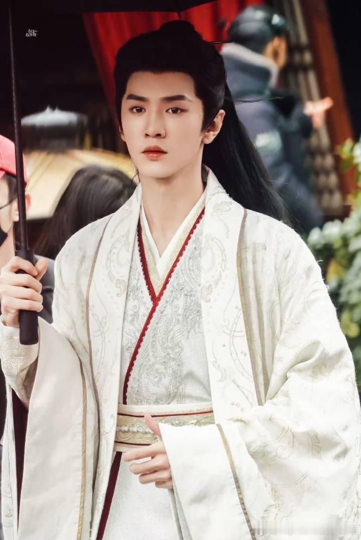 陈哲远《梦花廷》路透，汤乾自大将军新造型 白衣飘飘 仙气十足！[送花花] ​​​