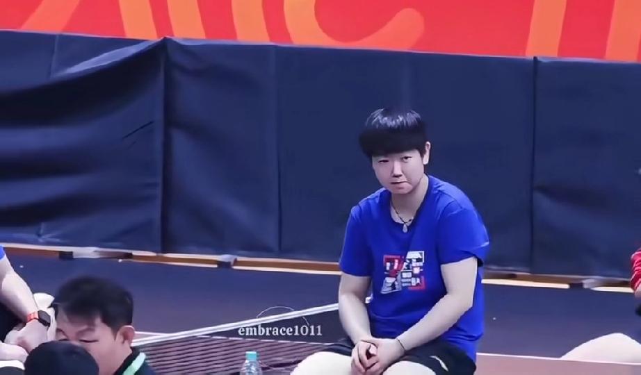 莎莎小动作太可爱了。
在训练场馆，莎莎坐在球台上，双腿来回晃动，乍一看真就是个小