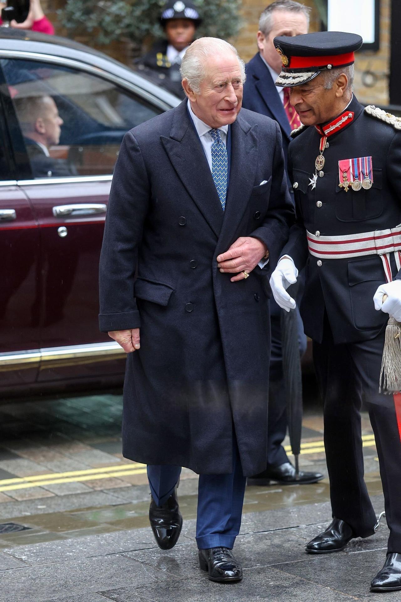 戴安娜王妃为王室做了16年的慈善，却没有人善待她，去世后还被卡米拉王后塑造成为了