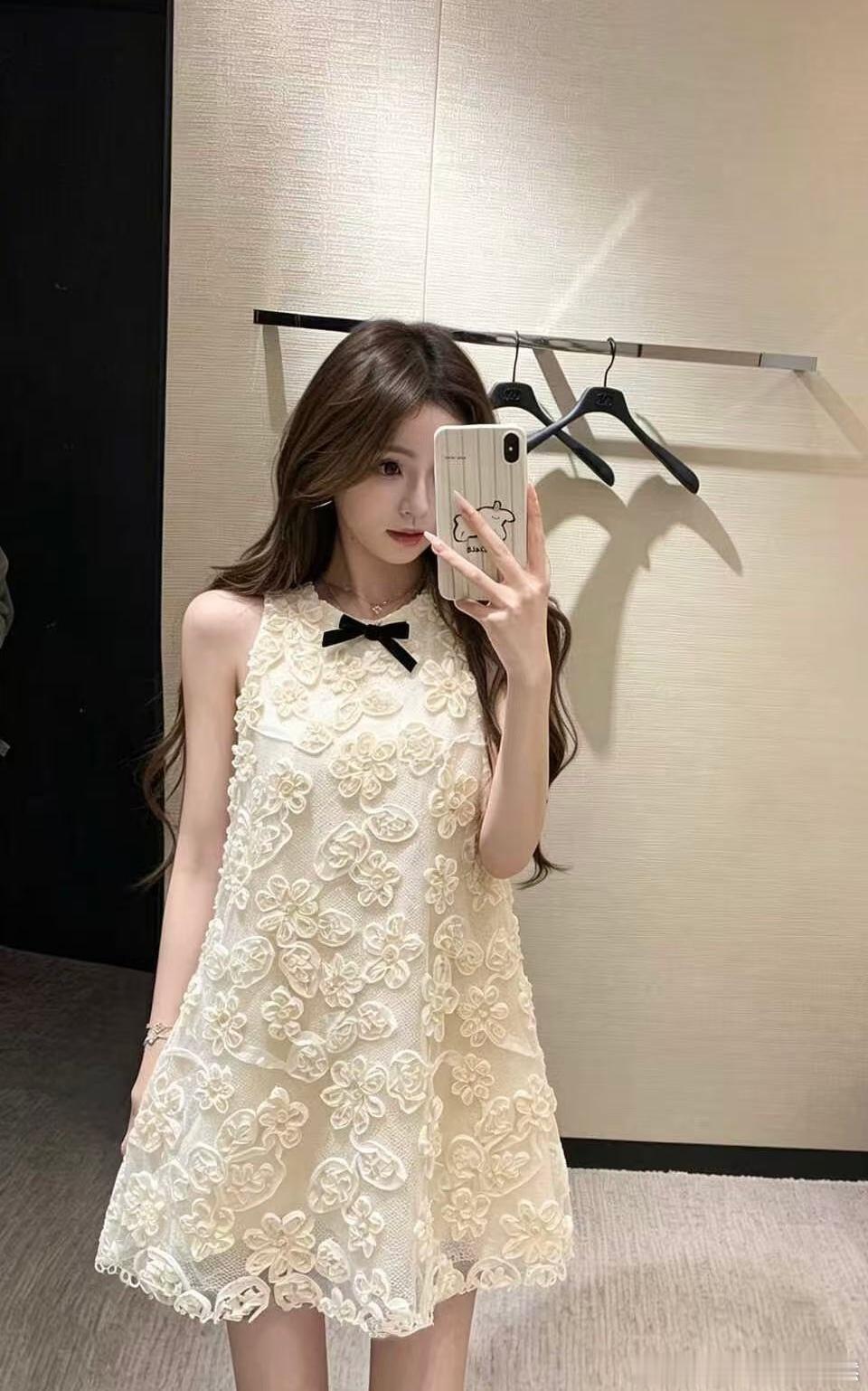 高定立体盘花A字版裙领口小黑蝴蝶可拆卸，是富家千金出门随手穿的松弛感，拍照巨出片