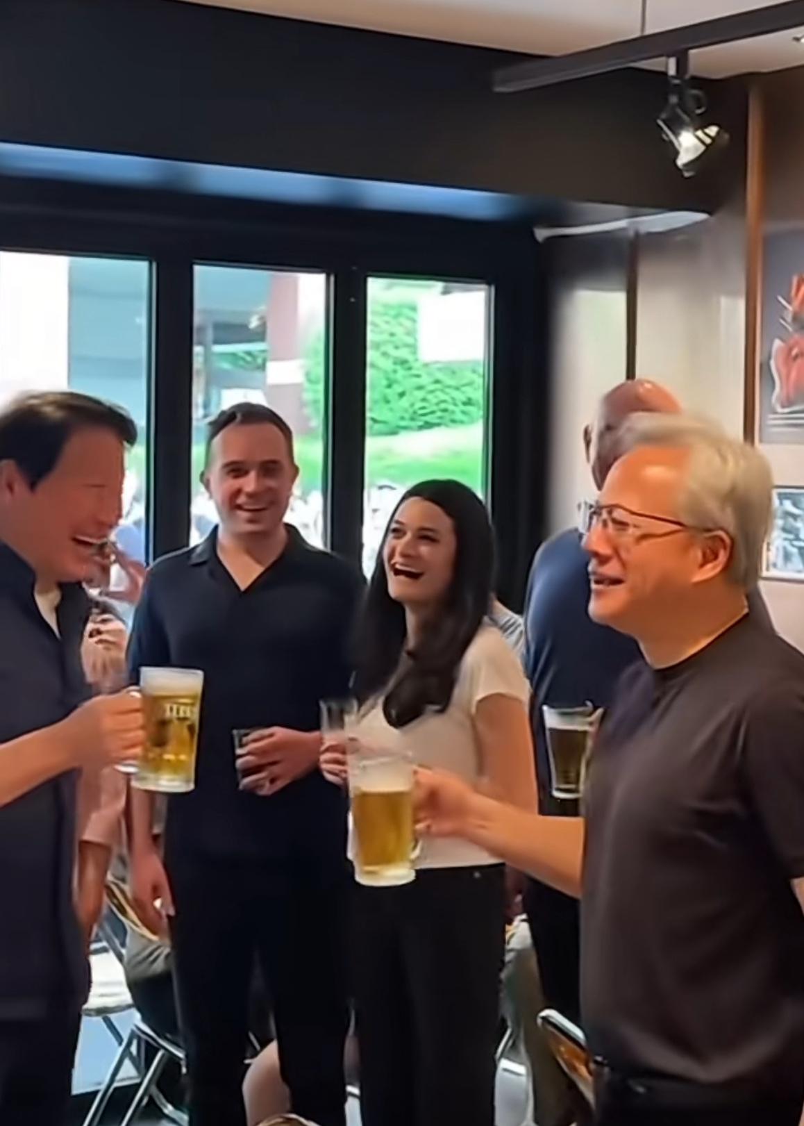 黄敏珊男友罕见现身！

近日，英伟达CEO黄仁勋访韩期间，与SK集团董事长崔泰源