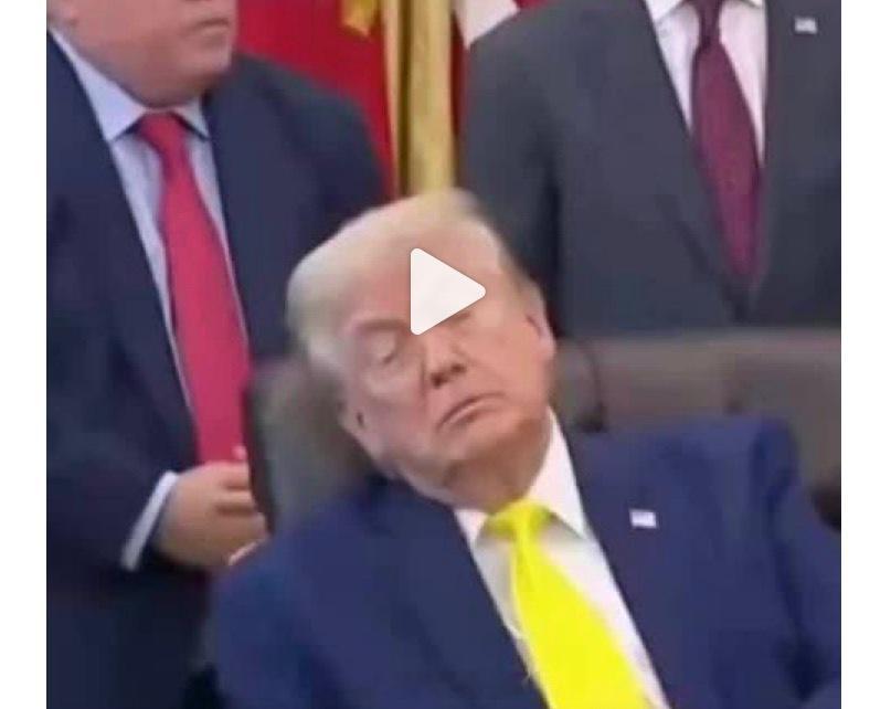 特朗普开会睡觉视频曝光视频里头特朗普微微“战术性后仰”，闭目养神，这画面绝了！国