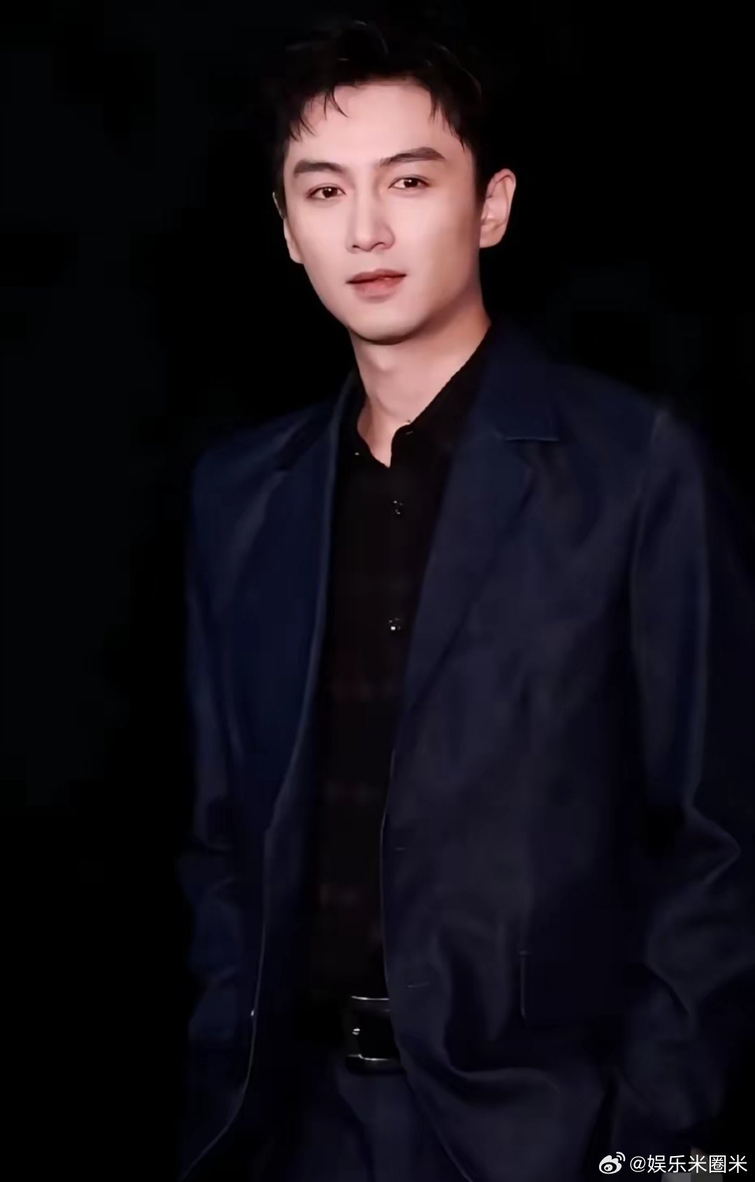 陈晓这是帅回来啦？！他现身深圳范思哲晚宴，穿着一套深蓝色西装，个子高挑，身材清瘦