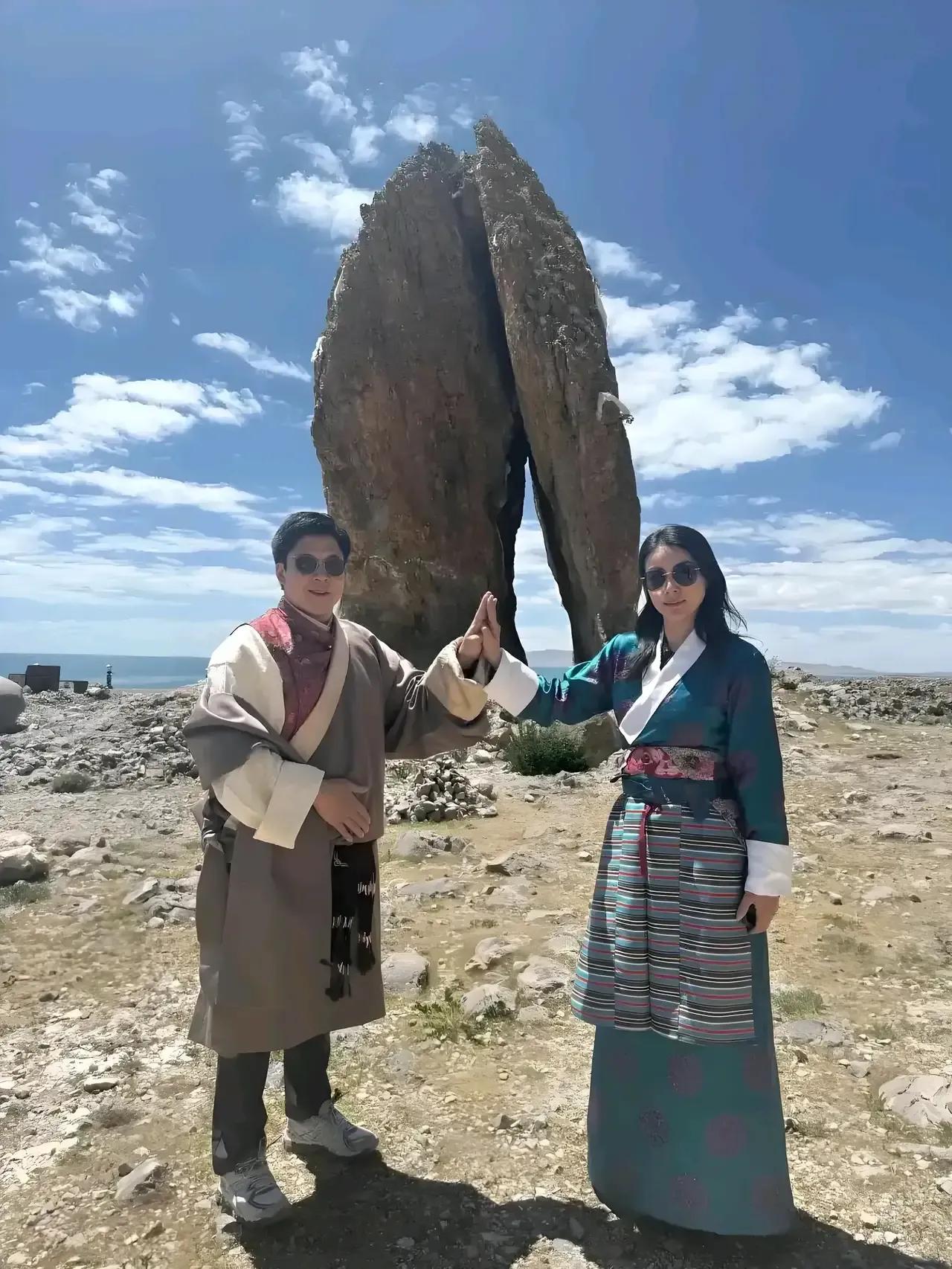 霍启刚做梦都要笑醒了吧，
不是因为他的财富地位，
而是他和郭晶晶两人彼此成就、共