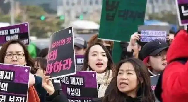 韩国的女性已经彻底疯魔，从最开始的不谈恋爱，不结婚，到后来的不生孩子，不愿意和男