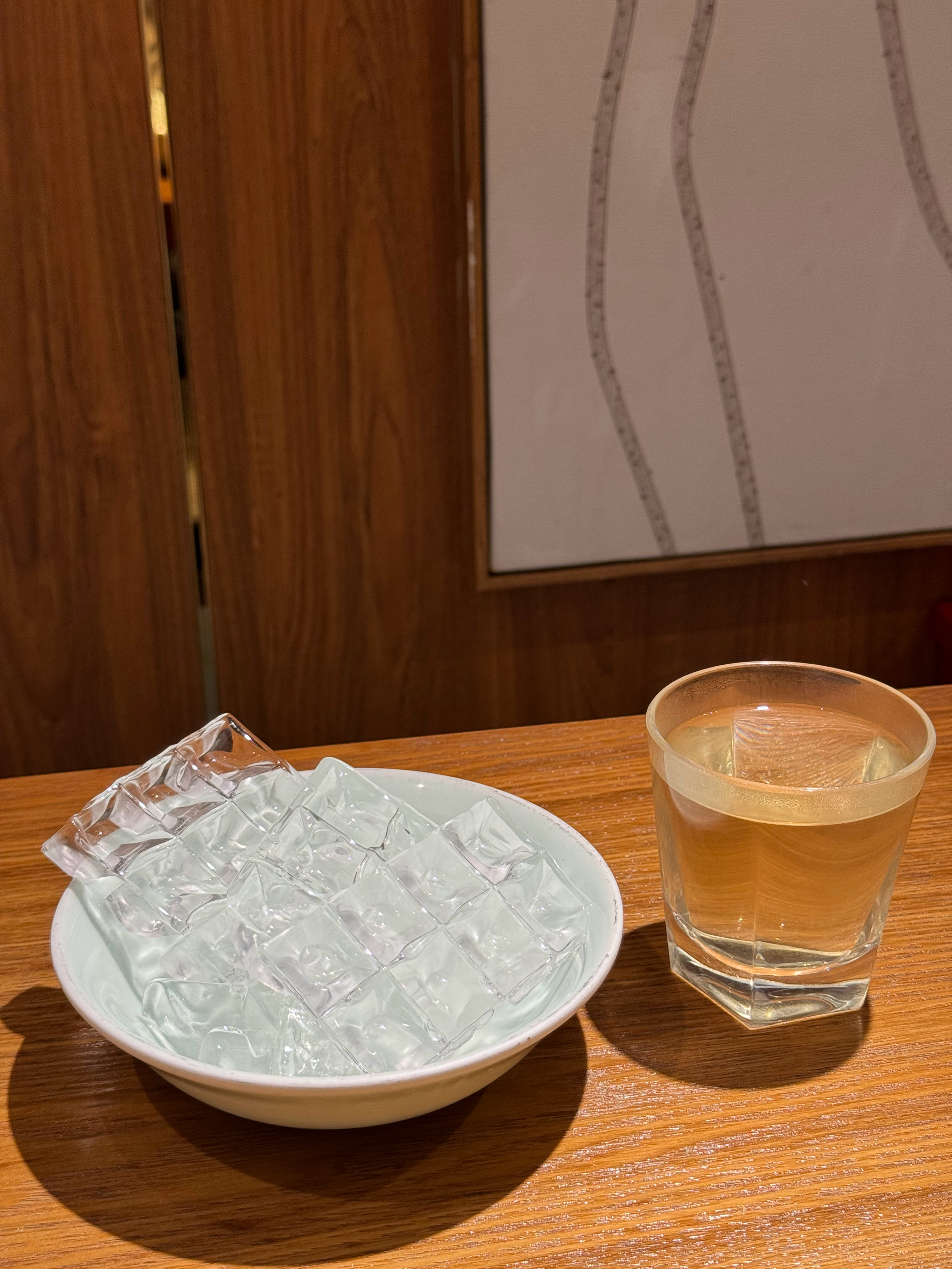 我刚去餐厅坐下。 桌子号就是19。 然后就是店员倒水。 我立刻就是捏着嗓子用杨幂