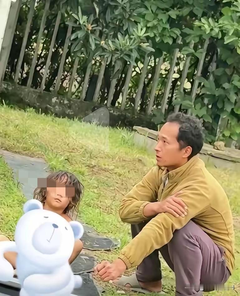 就是这货——“野人”小孩的父亲李虎枝，别看他头发卷卷的，文质彬彬的，穿着干干净净