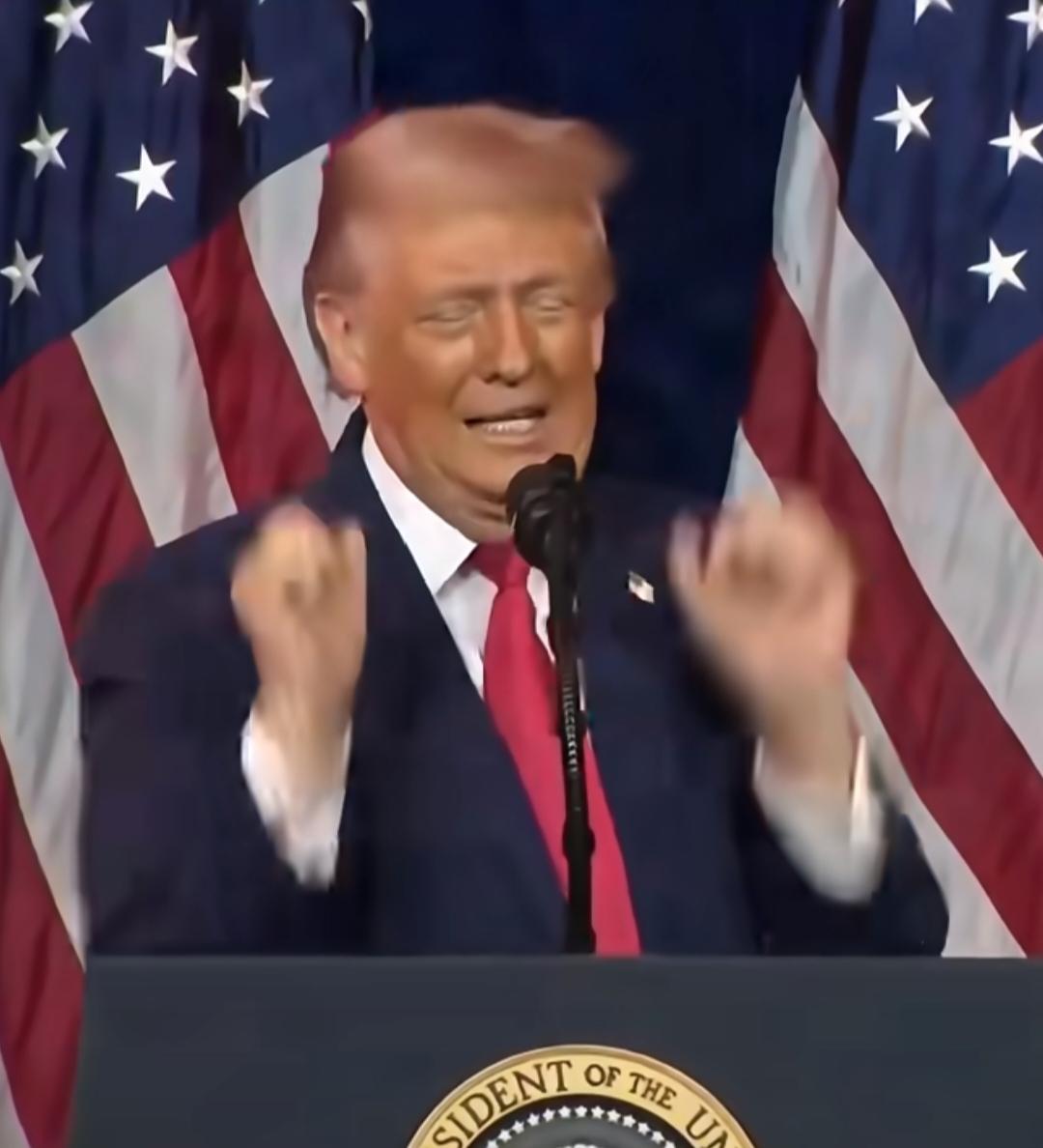 “天要你亡，就先让你狂”这句话永不过时。
就在大家都以为二进宫的川普，为了自己的