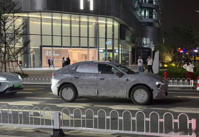 作为一名长期在岑村附近转悠的gai溜子，我居然没有偶遇到小鹏MONA SUV的伪