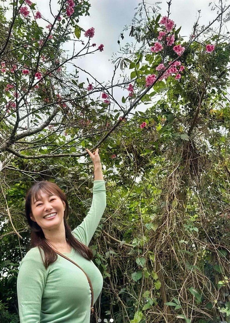 真不敢信！
冲绳这位美女主播都44岁了，这状态让20多岁的小姑娘怎么活？
她叫竹