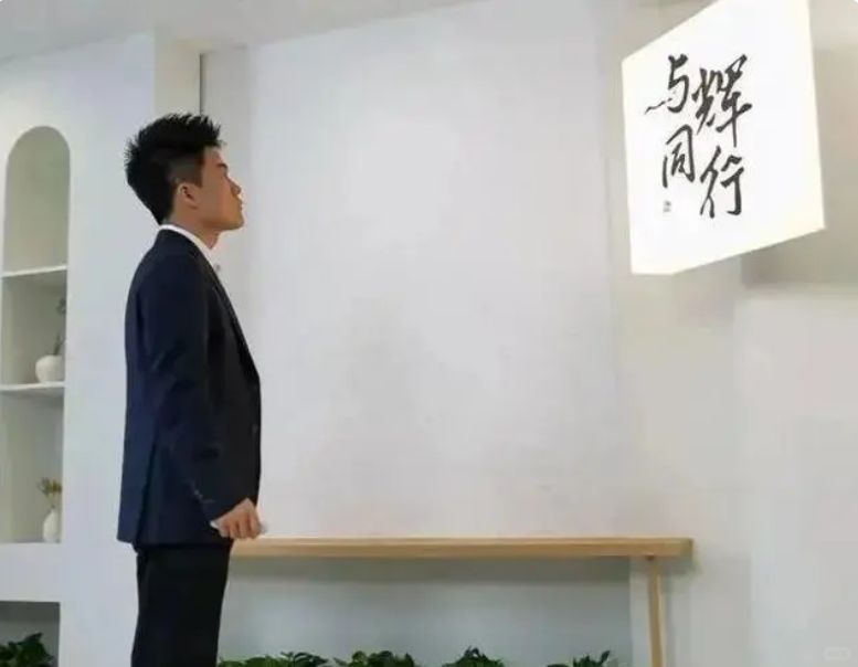在2月2日，张艺谋同样带着宣传新电影的目的，出现在董宇辉的直播间，他们之间的互动...