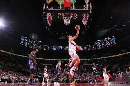 中国篮球新生代勇闯NBA的传奇，着实令人动容！他们无畏挑战，奋力进击，以拼搏之姿