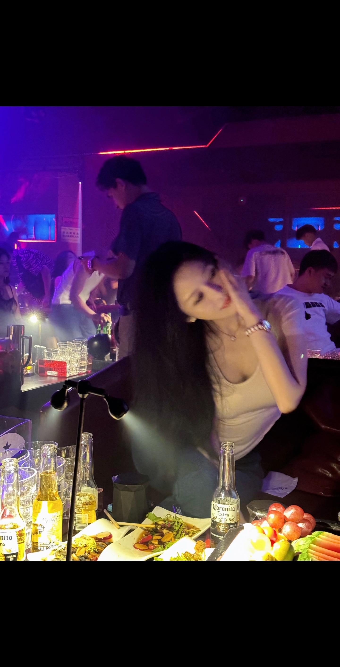 漂亮女人太多了，而我只想做一个幸福的女人。