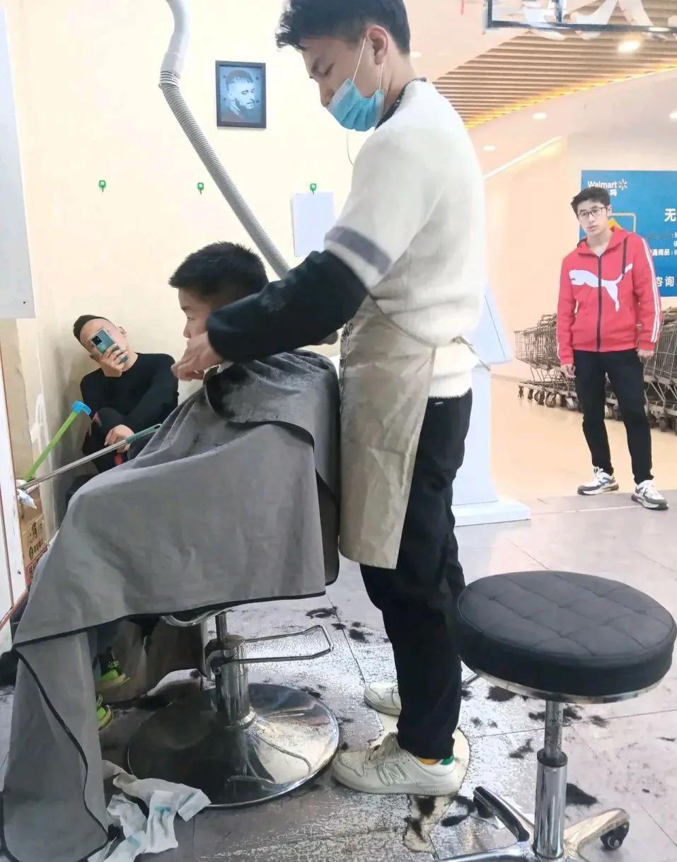 你们有没有发现，上海的老小区基本都有10-15元的街边理发店，有些超市旁边也有快