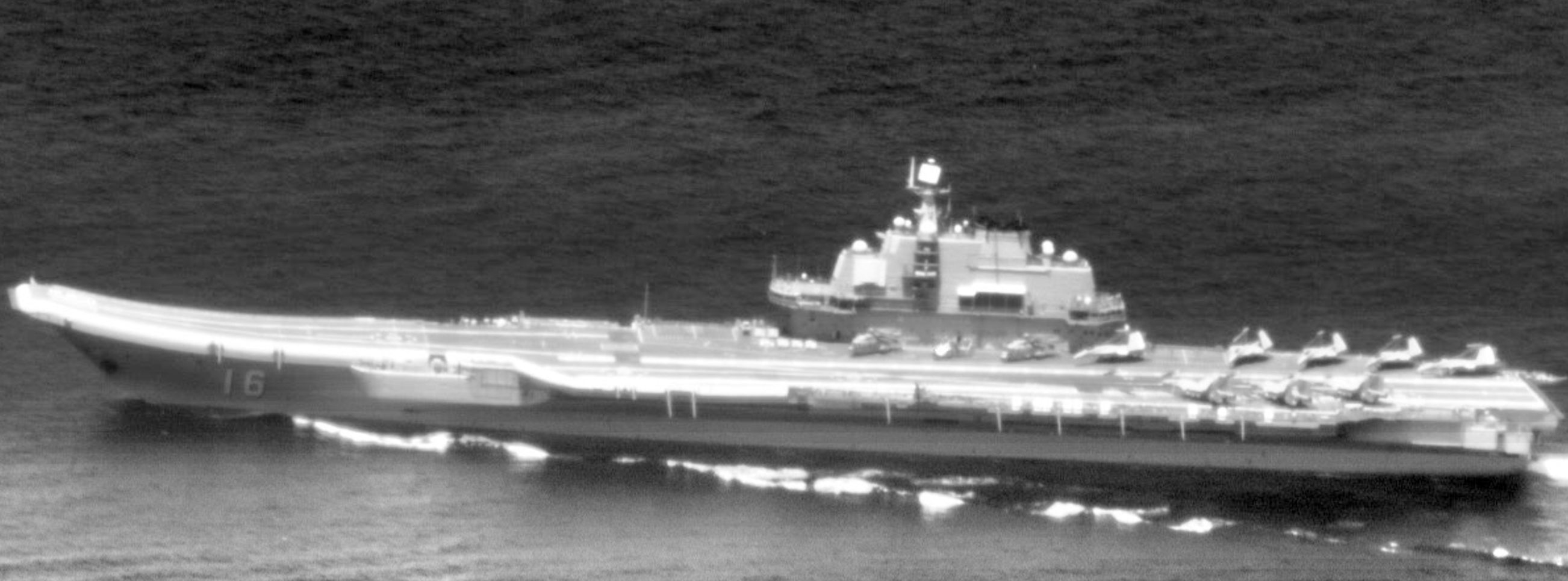 今天过海峡的“辽宁”舰航母 