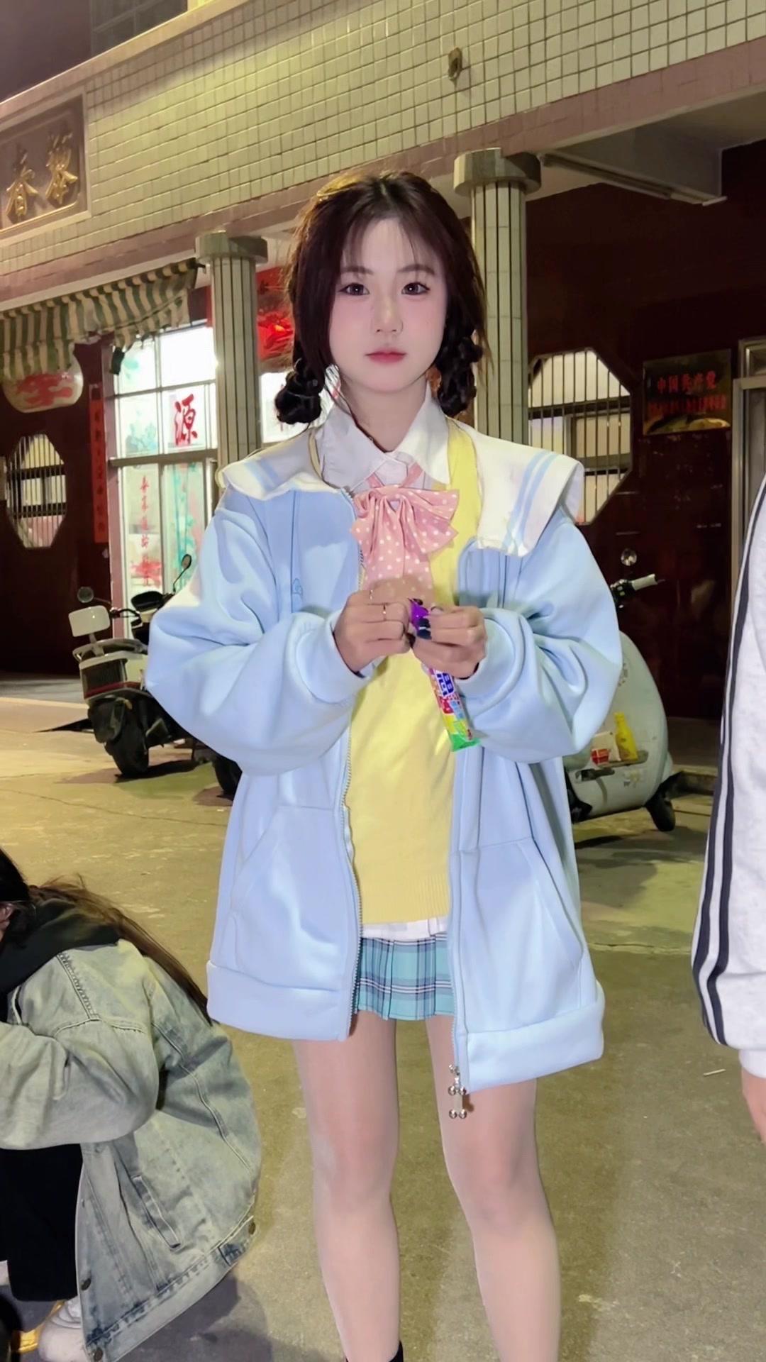 谁帮她撕开糖果袋？🌿贵屿北林锣鼓队里的甜美女孩李妍欣，一身红衣配锣鼓，反差萌太