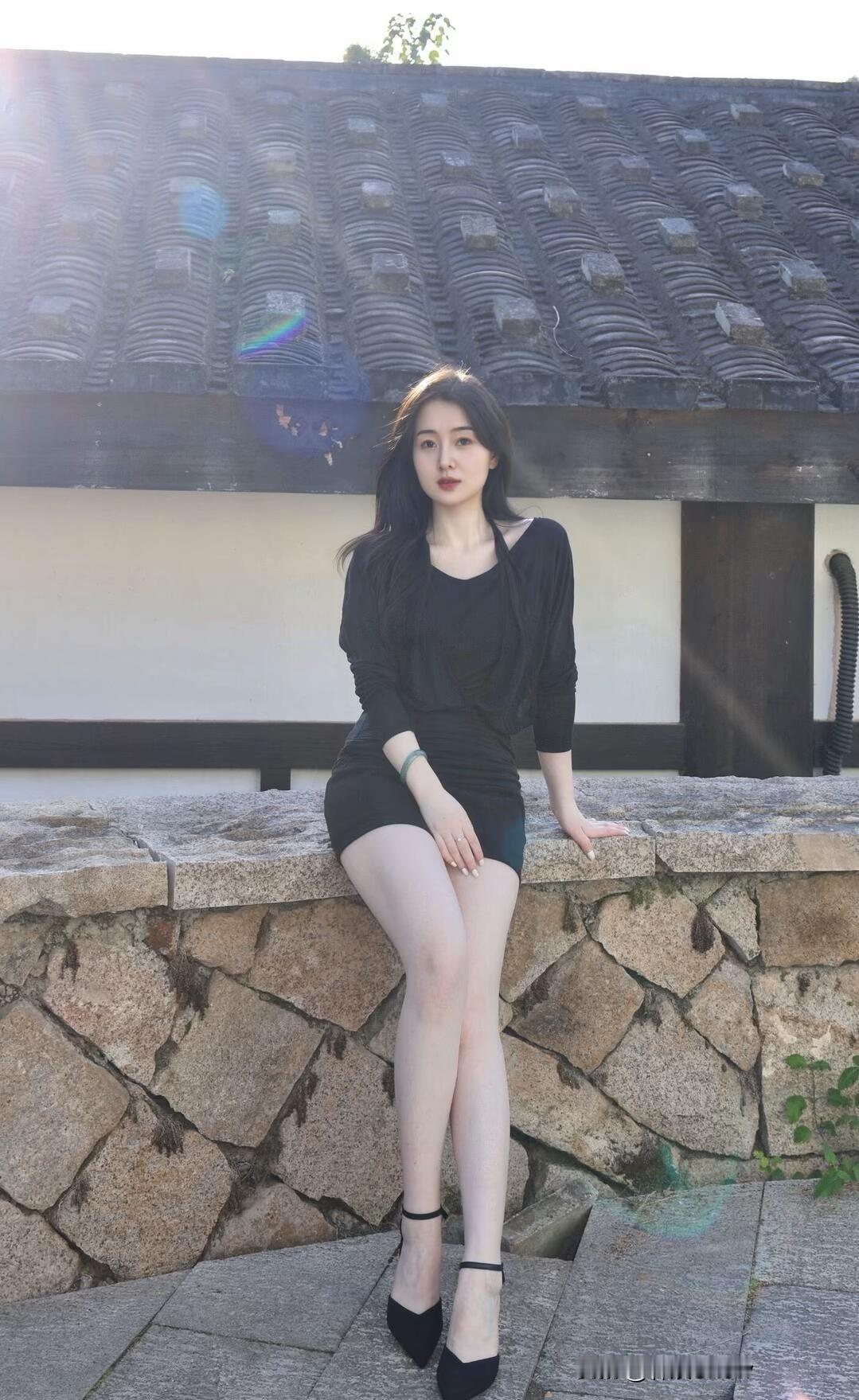 黑裙黑发，优雅坐石墙，复古风韵，美不胜收。