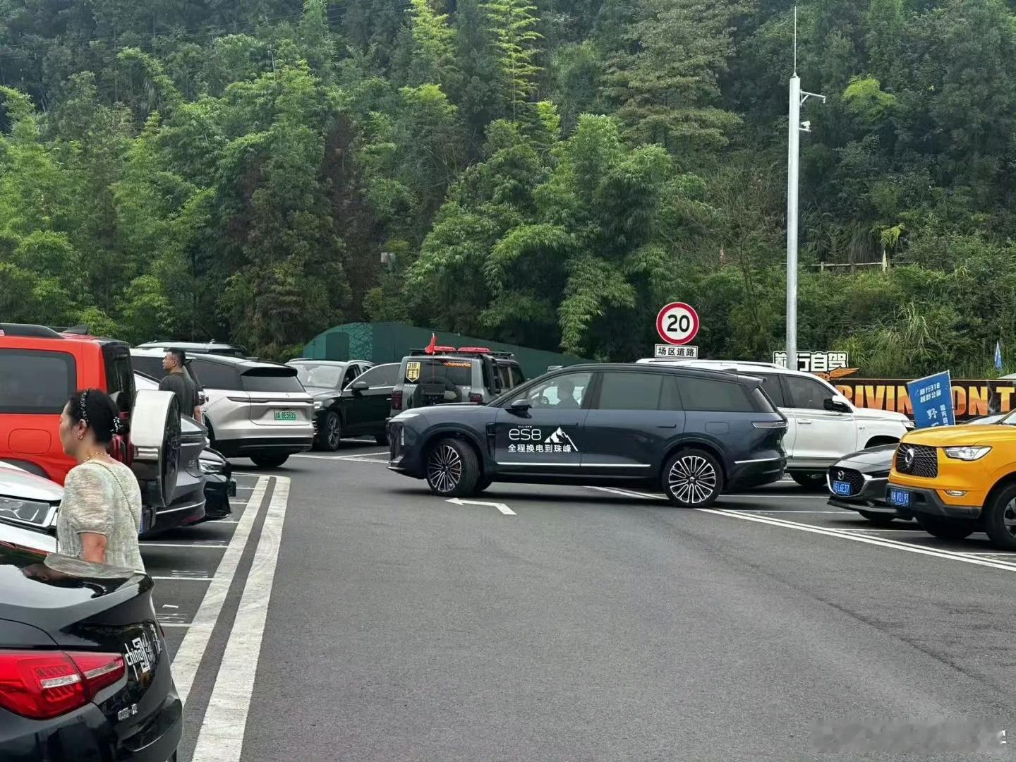 全新大8，开始跑川藏线了，而且是全程换电。行业里面发布新车之前先跑一趟川藏线，说