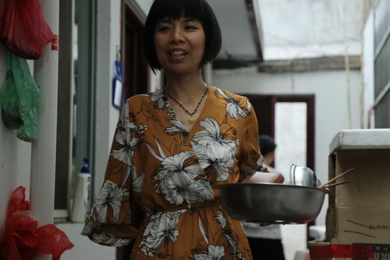 破防了！浙江温州，单亲妈妈住院急需押金，17岁女儿跑到面店求助，没想到，热心老板