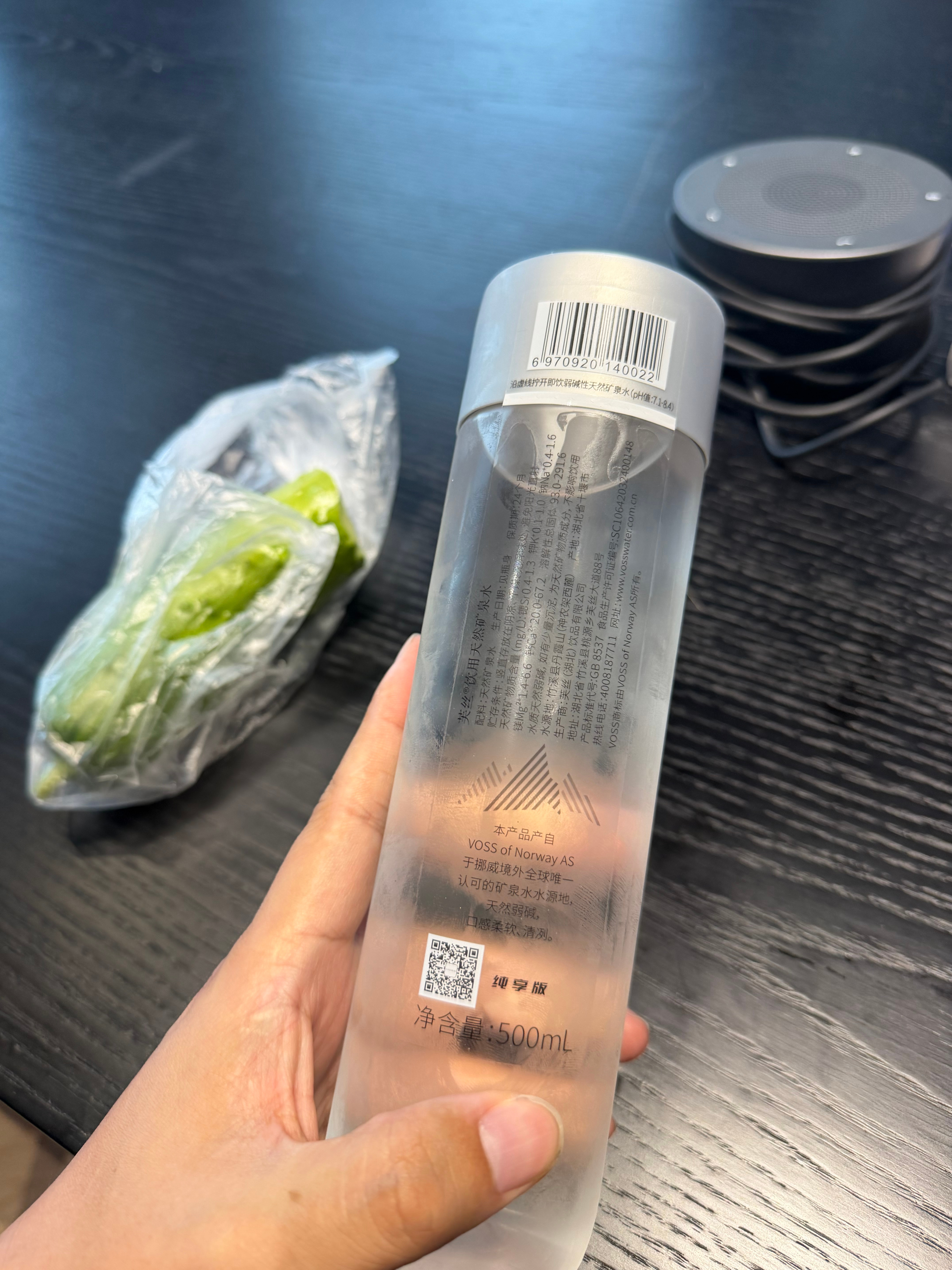 我上次去了挪威的VOSS，这个小镇上买不到一瓶VOSS矿泉水，可以买到依云然后上