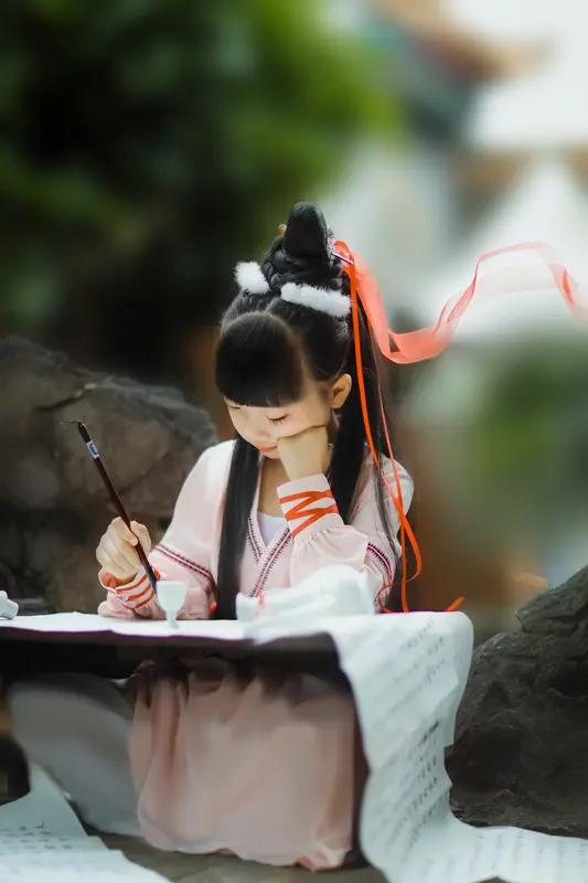 看到“琴棋书画门门晓”这个上联，一下子就来了兴致琢磨下联。有不少不错的下联，像“