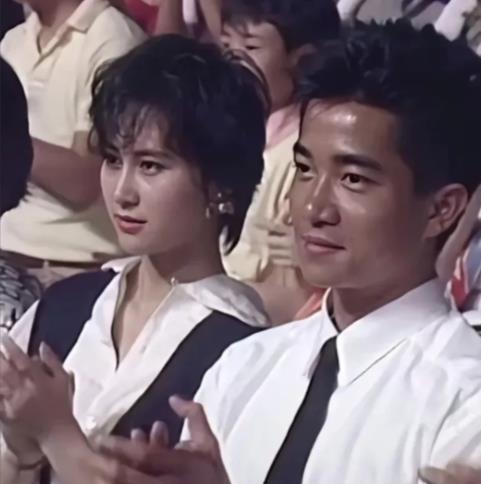 身家百亿女王，甘愿违逆父命扶灵，只因耳边藏着30年秘密
在港澳商界的传奇里，何超